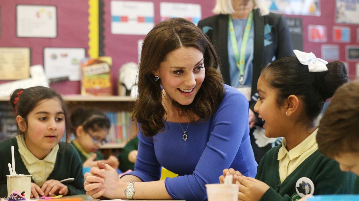 LONDRES, INGLATERRA - 23 DE JANEIRO: Catherine, Duquesa de Cambridge encontra crianças, professores e outras partes interessadas enquanto lança um programa de saúde mental para escolas, a mais recente iniciativa da campanha Heads Together, durante sua visita à Roe Green Junior School em 23 de janeiro, 2018 em Londres, Inglaterra. (Foto de Jonathan Brady - WPA Pool / Getty Images)