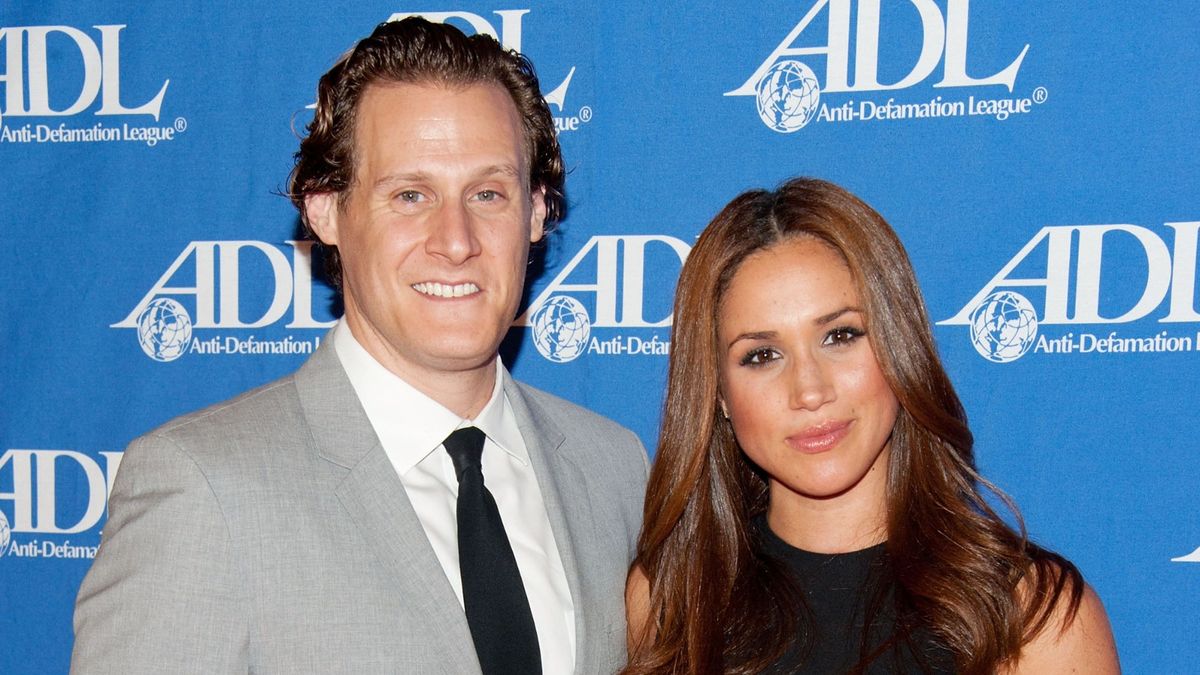 Igralka Meghan Markle (R) in njen mož Trevor Engelson 11. oktobra 2011 v Beverly Hillsu v Kaliforniji prispeta na večerjo za nagrado za zabavno industrijo Lige proti obrekovanju.