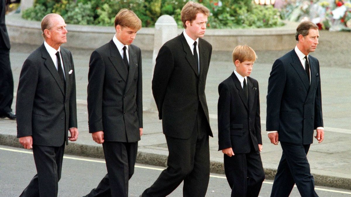 (L až R) Vojvoda z Edinburghu, princ William, Earl Spencer, princ Harry a princ Charles kráčajú mimo Westminsterské opátstvo počas pohrebnej služby za Dianu, princeznú z Walesu, 6. septembra. Státisíce smútiacich lemovali ulice centrálneho Londýna, aby sledovali pohrebný sprievod. Princezná zomrela minulý týždeň pri autonehode v Paríži. (Fotografický kredit by si mal prečítať JEFF J. MITCHELL/AFP prostredníctvom Getty Images)