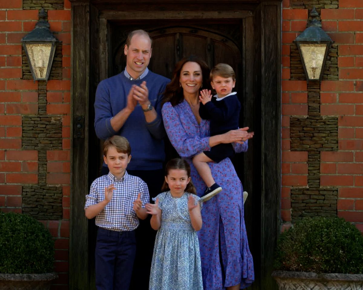 Le prince William, duc de Cambridge, Catherine duchesse de Cambridge, le prince George de Cambridge, la princesse Charlotte de Cambridge et le prince Louis de Cambridge applaudissent les soignants du NHS
