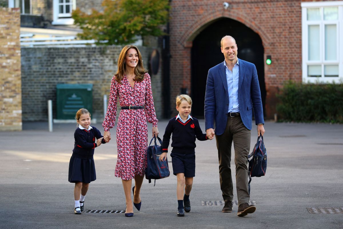 La princesse Charlotte de Cambridge, accompagnée de son père, Grande-Bretagne