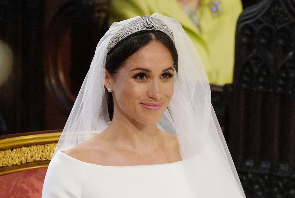 Meghan Markle se encuentra en el altar durante su boda en St George