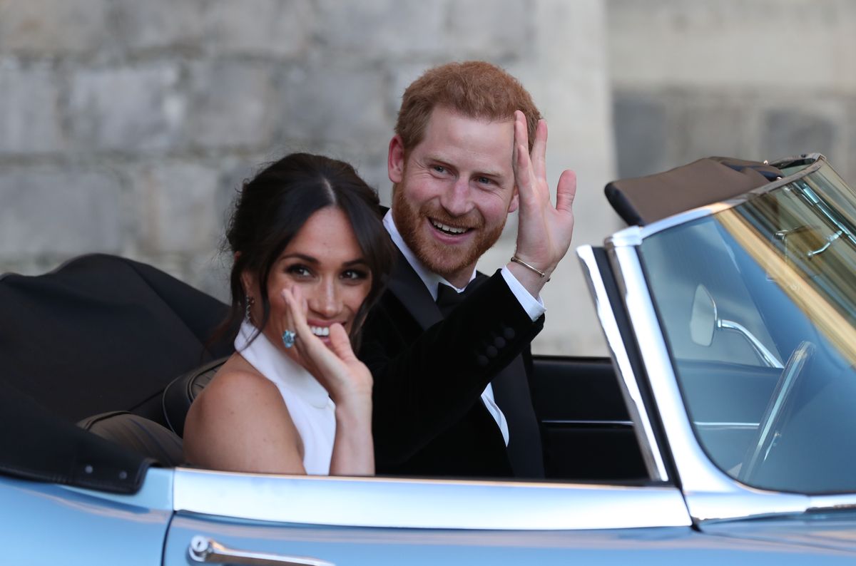 El príncipe Harry, duque de Sussex y Meghan, duquesa de Sussex saludan al salir del castillo de Windsor