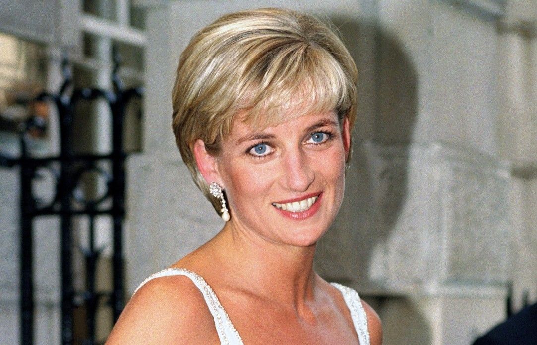 Diana, la principessa del Galles, partecipa a un ricevimento di gala e a un