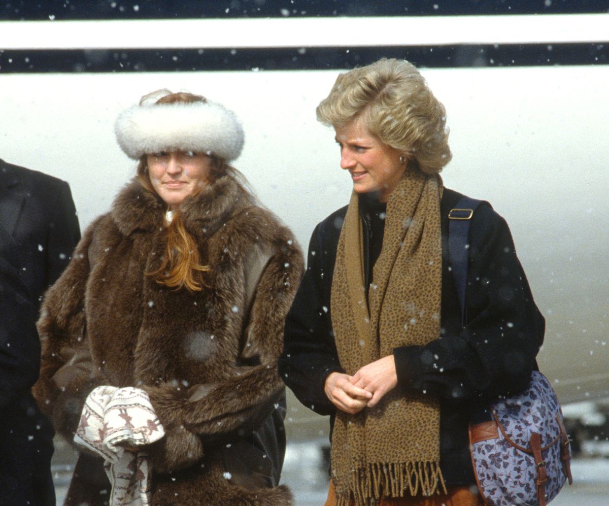 ZURICH, SUIZA - 08 DE MARZO: Diana, Princesa de Gales (L), vistiendo una falda de ante marrón y botas negras, y Sarah, Duquesa de York llegan a la nieve en el aeropuerto de Zúrich para unas vacaciones de esquí el 8 de marzo de 1988 en Zúrich. Suiza. (Foto de Anwar Hussein / Getty Images)