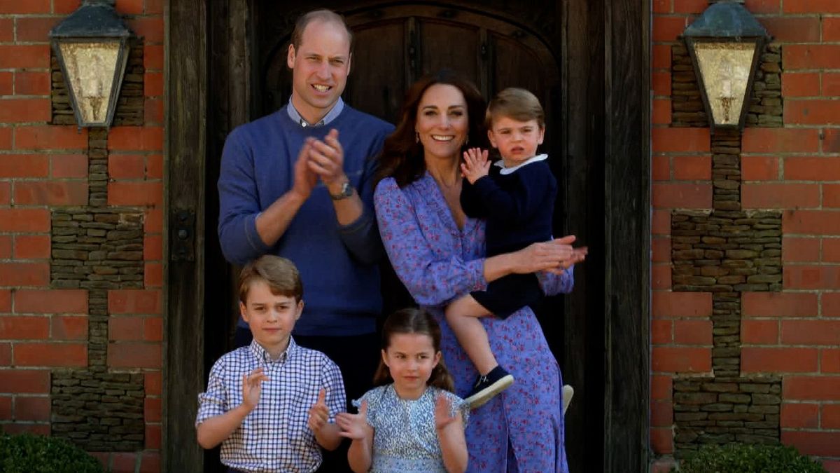 Princ William, vojvoda od Cambridgea, Catherine vojvodinja od Cambridgea, princ George od Cambridgea, princesa Charlotte od Cambridgea in princ Louis od Cambridgea ploskajo za negovalce NZS v okviru BBC Children in Need in Comic Relief