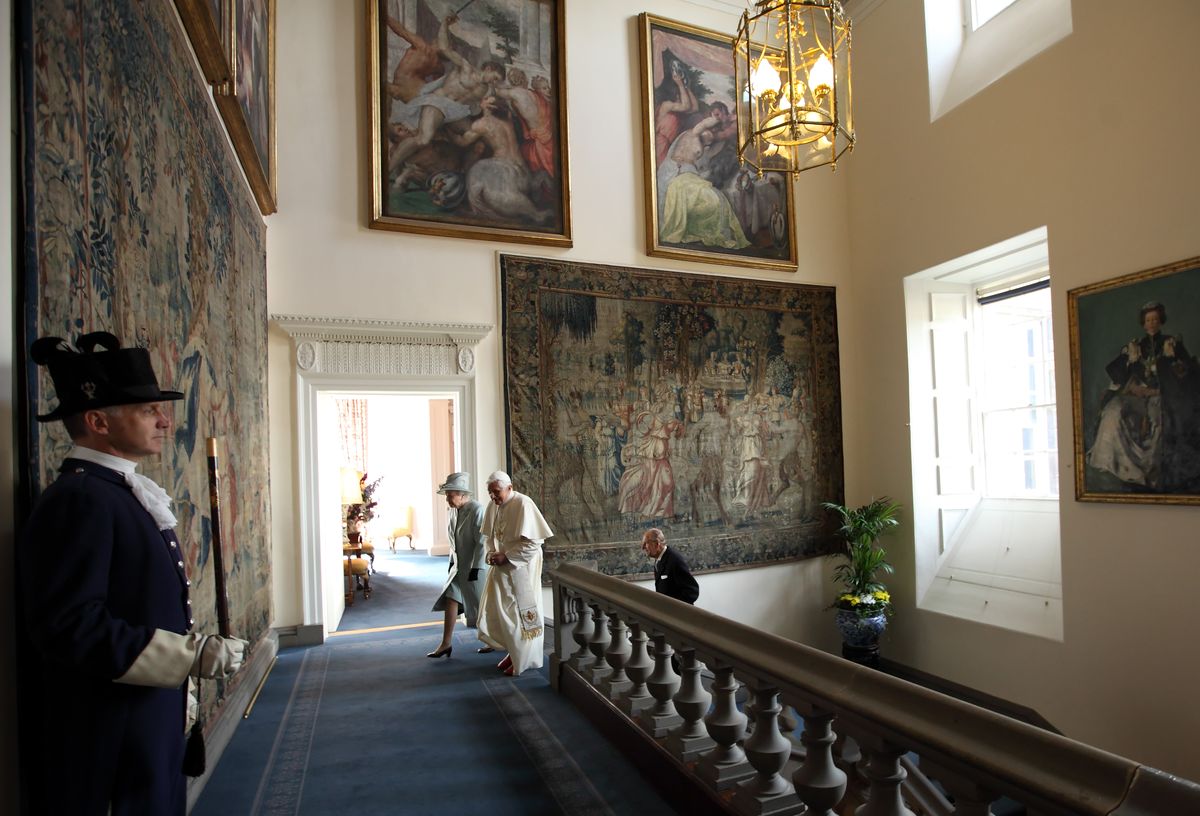 EDIMBURGO, REGNO UNITO - 16 SETTEMBRE: La regina Elisabetta II e il principe Filippo, duca di Edimburgo, camminano con papa Benedetto XVI al salotto mattutino nel palazzo di Holyroodhouse, la regina