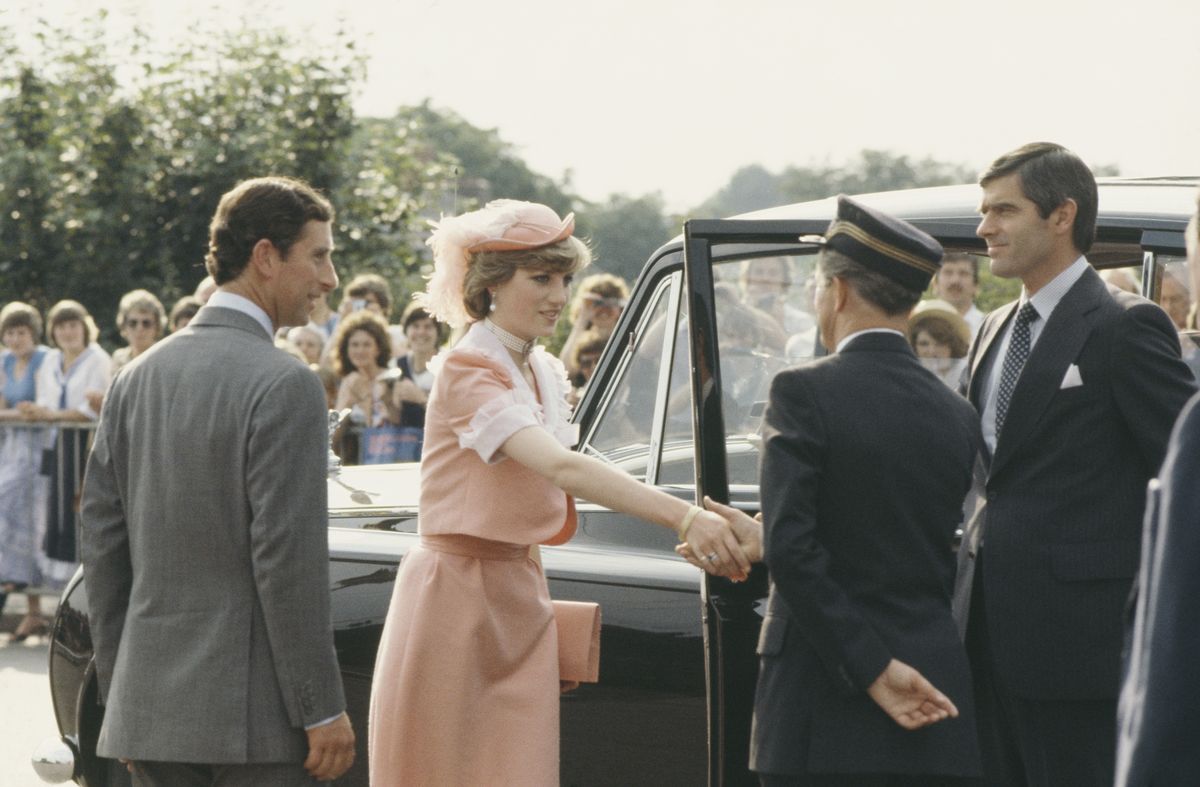 El príncipe Carlos y Diana, princesa de Gales, llegan a la estación Romsey en Inglaterra al final del día de su boda, el 29 de julio de 1981. Lleva un traje de Bellville Sassoon.