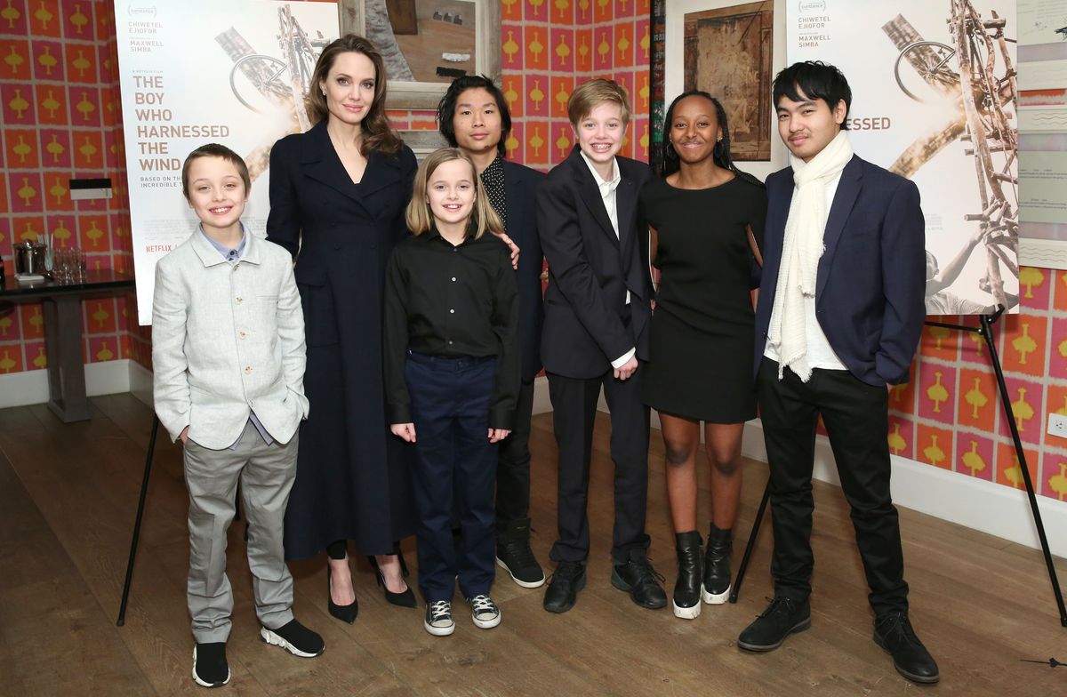 NOVA YORK, NOVA YORK - 25 DE FEVEREIRO: Angelina Jolie com os filhos Knox Leon Jolie-Pitt, Vivienne Marcheline Jolie-Pitt, Pax Thien Jolie-Pitt, Shiloh Nouvel Jolie-Pitt, Zahara Marley Jolie-Pitt e Maddox Chivan Jolie-Pitt comparecem