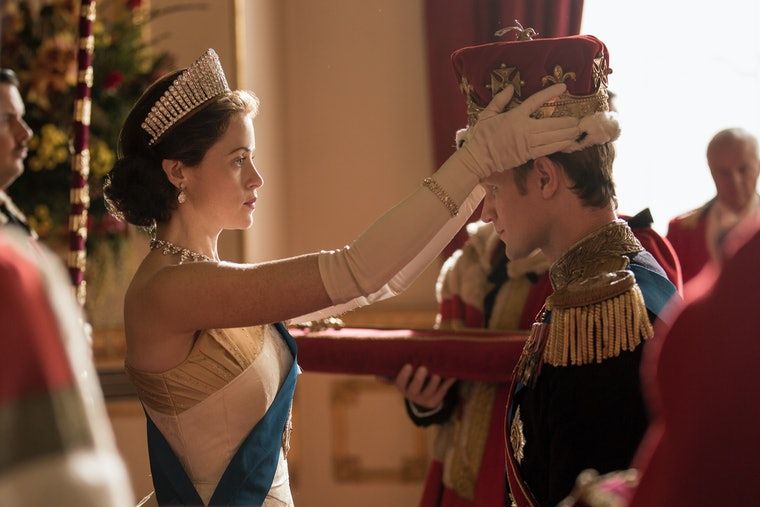 Elizabeth (Claire Foy) coloca uma coroa na cabeça de Philip (Matt Smith).