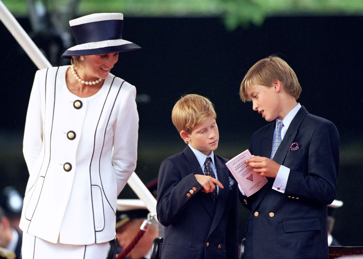 Princezna z Walesu a princové William a Harry se účastní oslav 50. výročí Vj Day v Londýně