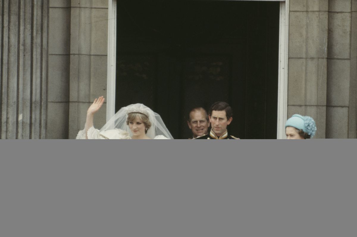 Královská rodina na balkoně Buckinghamského paláce na oslavu svatby prince Charlese a Diany, princezny z Walesu