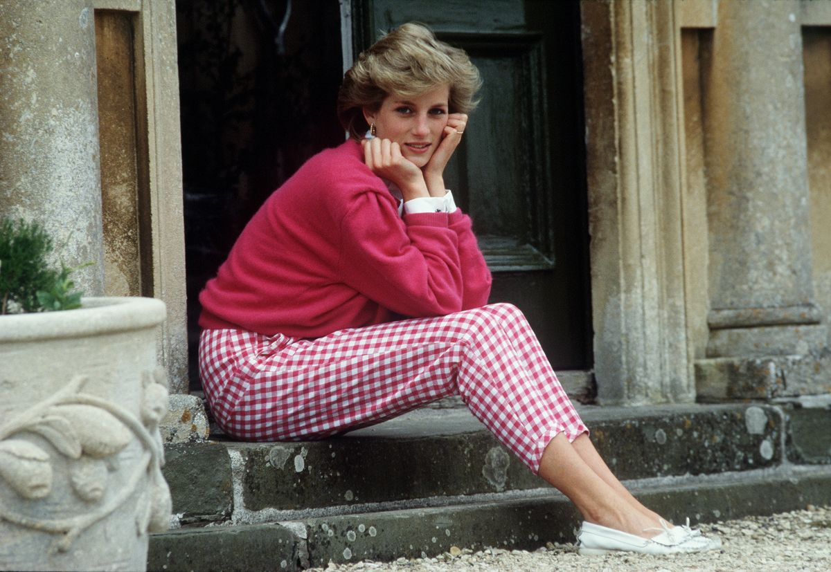 Diana, princezna z Walesu, sedí na schodech ve svém domě, Highgrove House, v Doughtonu, Gloucestershire