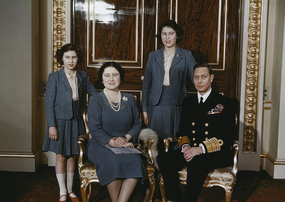 La famiglia reale a Buckingham Palace, maggio 1942. Da sinistra a destra, la principessa Elisabetta, la regina Elisabetta (in seguito la regina madre, la principessa Margaret Rose e il re Giorgio VI