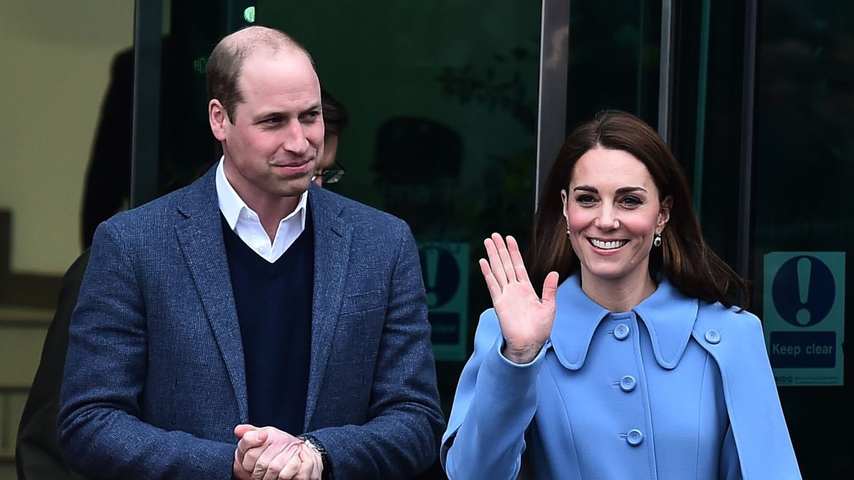 BALLYMENA, IRLANDA DE NORD - 28 FEBRUARIE: Prințul William, ducele de Cambridge și Catherine, ducesa de Cambridge se angajează într-o plimbare în centrul orașului Ballymena pe 28 februarie 2019 în Ballymena, Irlanda de Nord. Prințul William a vizitat ultima oară Belfast în octombrie 2017 fără soția sa, Catherine, ducesa de Cambridge, care era atunci însărcinată cu cuplul.