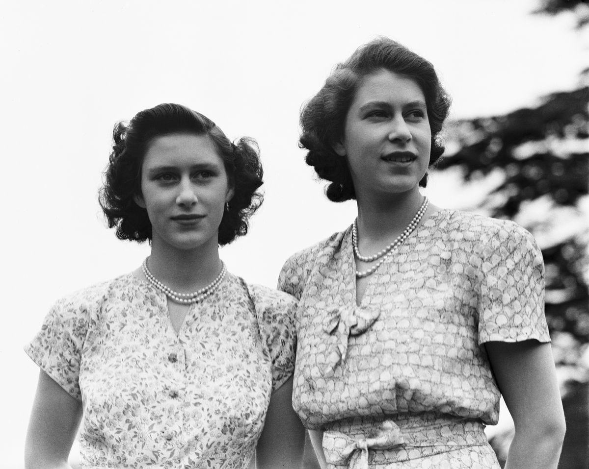 Princesa Elizabeth in njena sestra princesa Margaret (1930 - 2002) v Royal Lodgeu, Windsor, UK, 8. julija 1946.