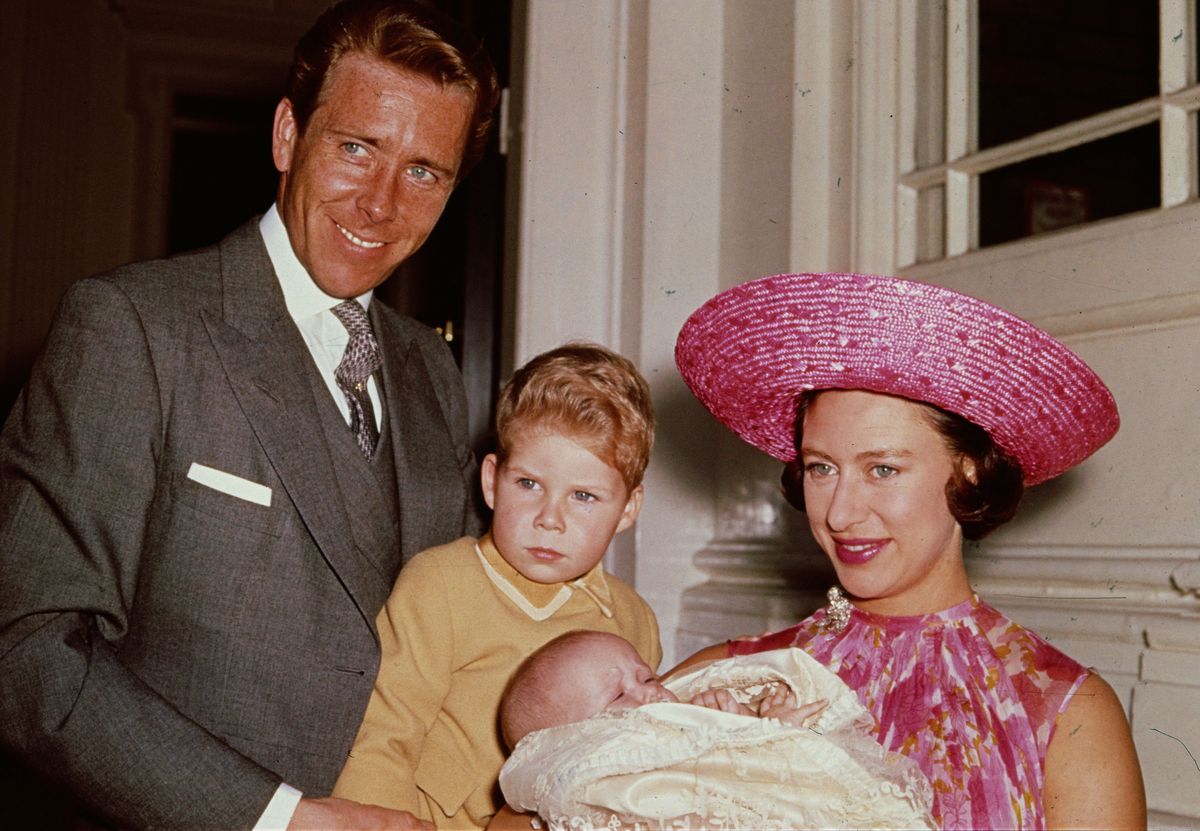 Princesa Margaret (1930 - 2002) z lordom Snowdonom in vikontom Linleyjem v Kensingtonski palači kmalu po rojstvu hčerke Lady Sarah Armstrong -Jones.
