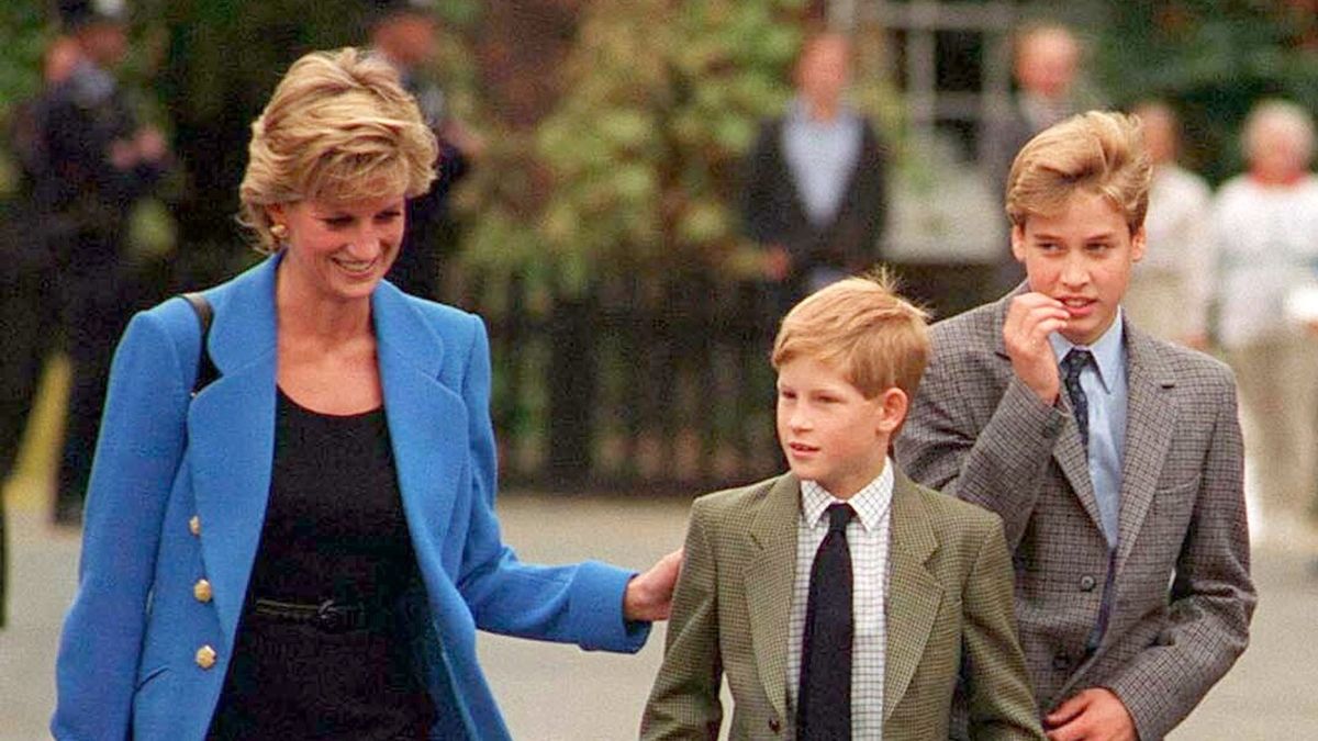Le prince William avec Diana, la princesse de Galles et le prince Harry le jour où il a rejoint Eton en septembre 1995