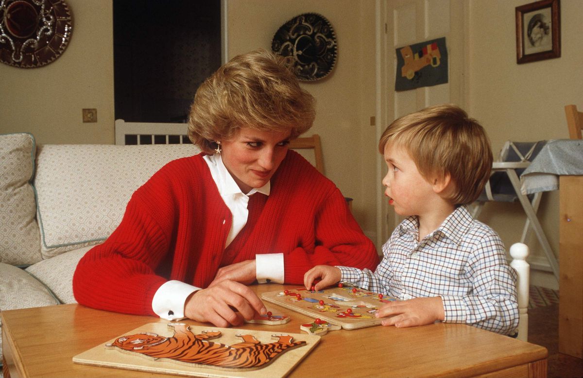 La princesse Diana aide le prince William avec un jouet de puzzle dans sa salle de jeux à la maison du palais de Kensington