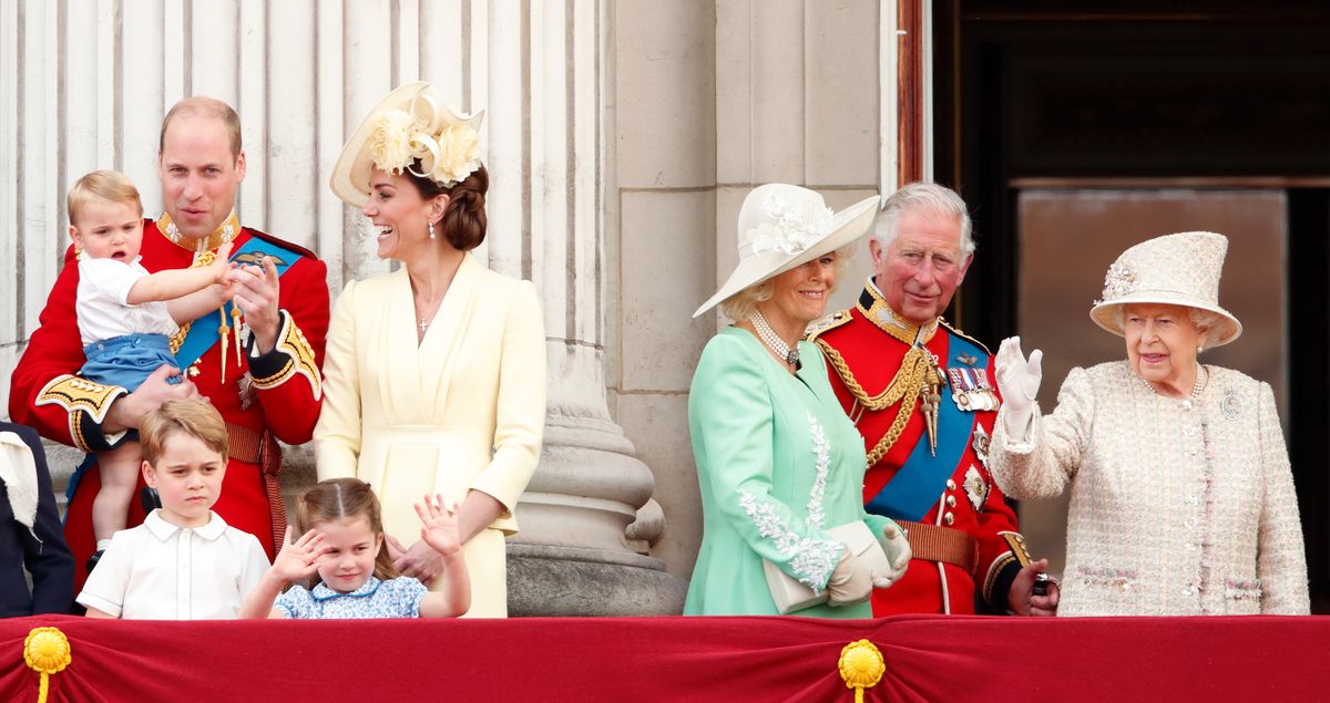 Príncipe William, Duque de Cambridge, Catarina, Duquesa de Cambridge, Príncipe Louis de Cambridge, Príncipe George de Cambridge, Princesa Charlotte de Cambridge, Camilla, Duquesa da Cornualha, Príncipe Charles, Príncipe de Gales e Rainha Elizabeth II assistem a um flypast da varanda do Palácio de Buckingham durante Trooping The Color