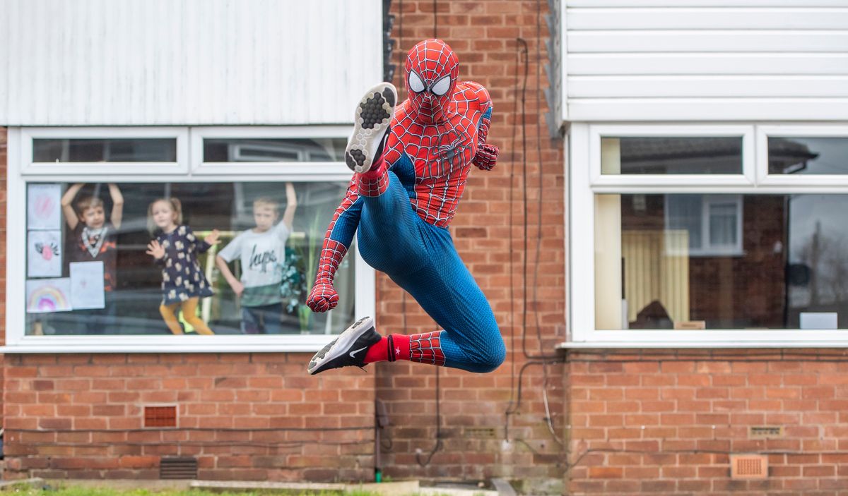 STOCKPORT, INGLATERRA - 1 DE ABRIL: Jason Baird vestido como Spider-Man camina por las calles de Bredbury para animar a los niños que se aíslan en casa el 1 de abril de 2020 en Stockport, Reino Unido. La pandemia del coronavirus (COVID-19) se ha extendido a muchos países de todo el mundo, cobrándose más de 40.000 vidas e infectando a cientos de miles más. (Foto de Anthony Devlin / Getty Images)
