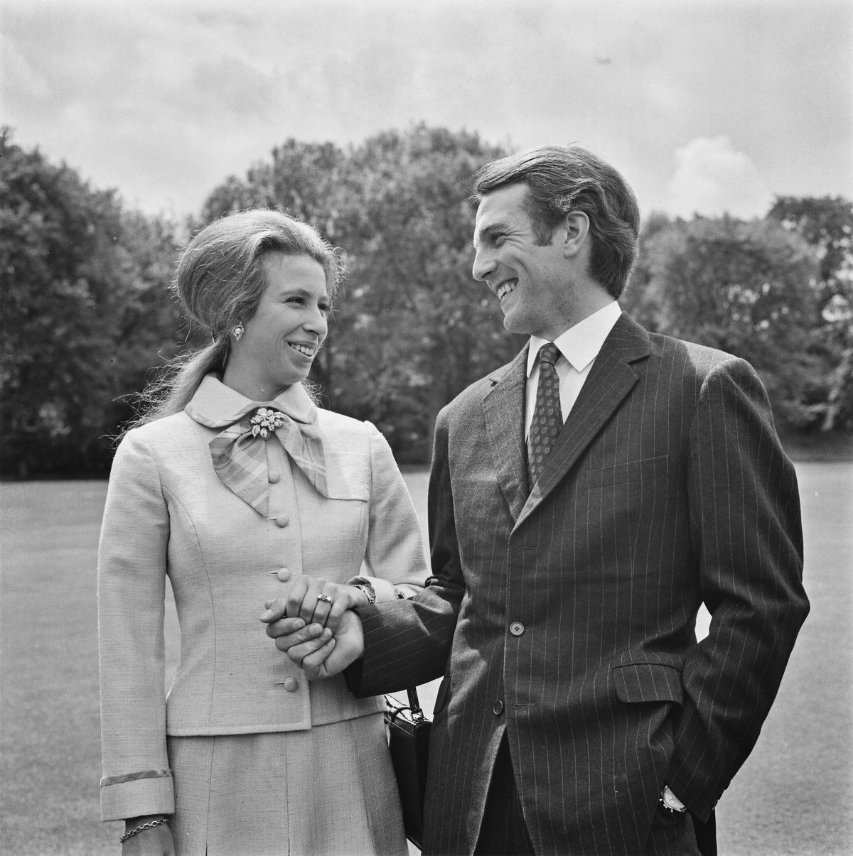 Anne, la principessa reale, con il suo fidanzato, il campione equestre Mark Phillips nel parco di Buckingham Palace a Londra