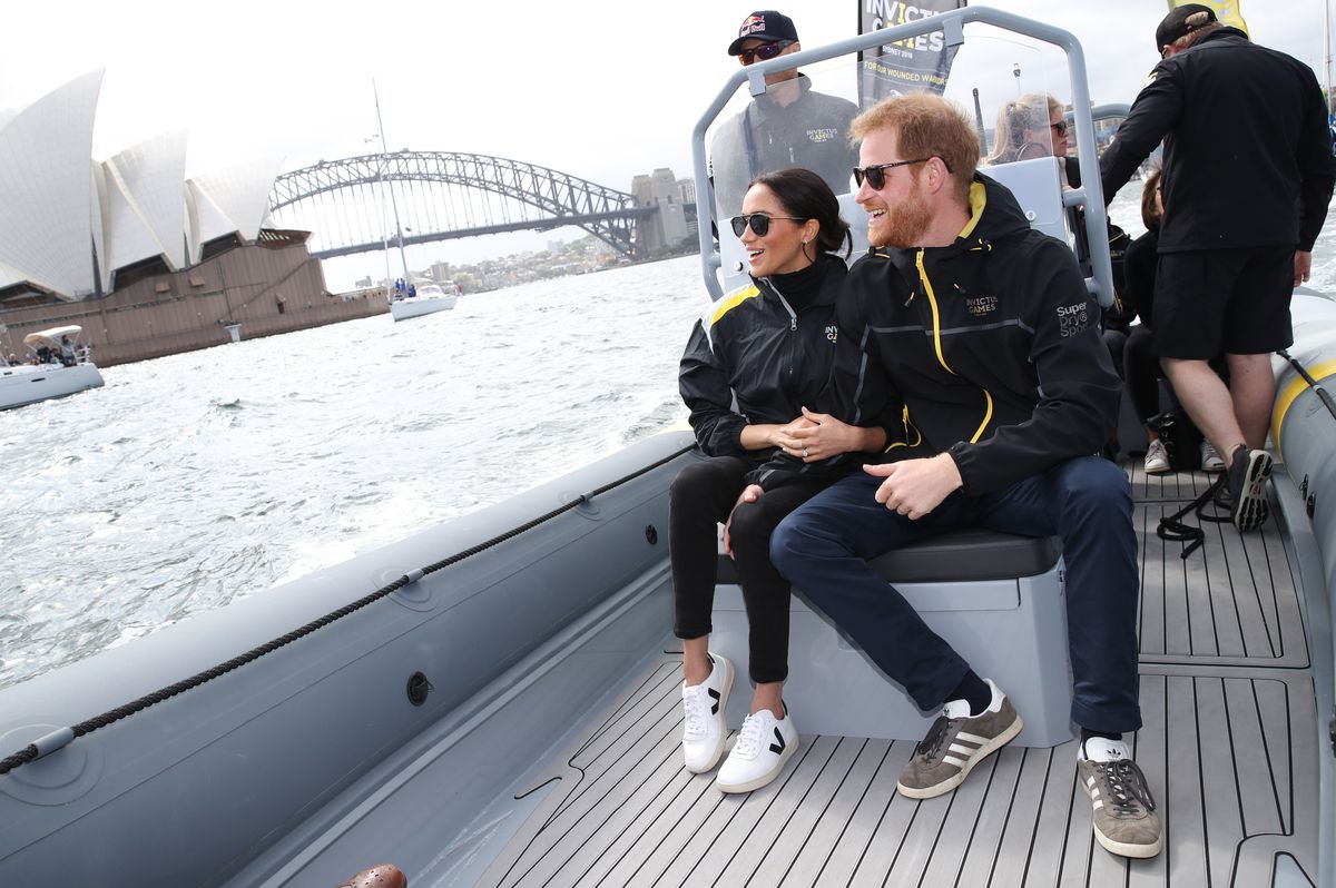 Il principe Harry, duca di Sussex e Meghan, duchessa di Sussex sul porto di Sydney che si affacciano sulla Sydney Opera House e sul Sydney Harbour Bridge durante il secondo giorno degli Invictus Games Sydney 2018 al Sydney Olympic Park il 21 ottobre 2018 a Sydney, in Australia.
