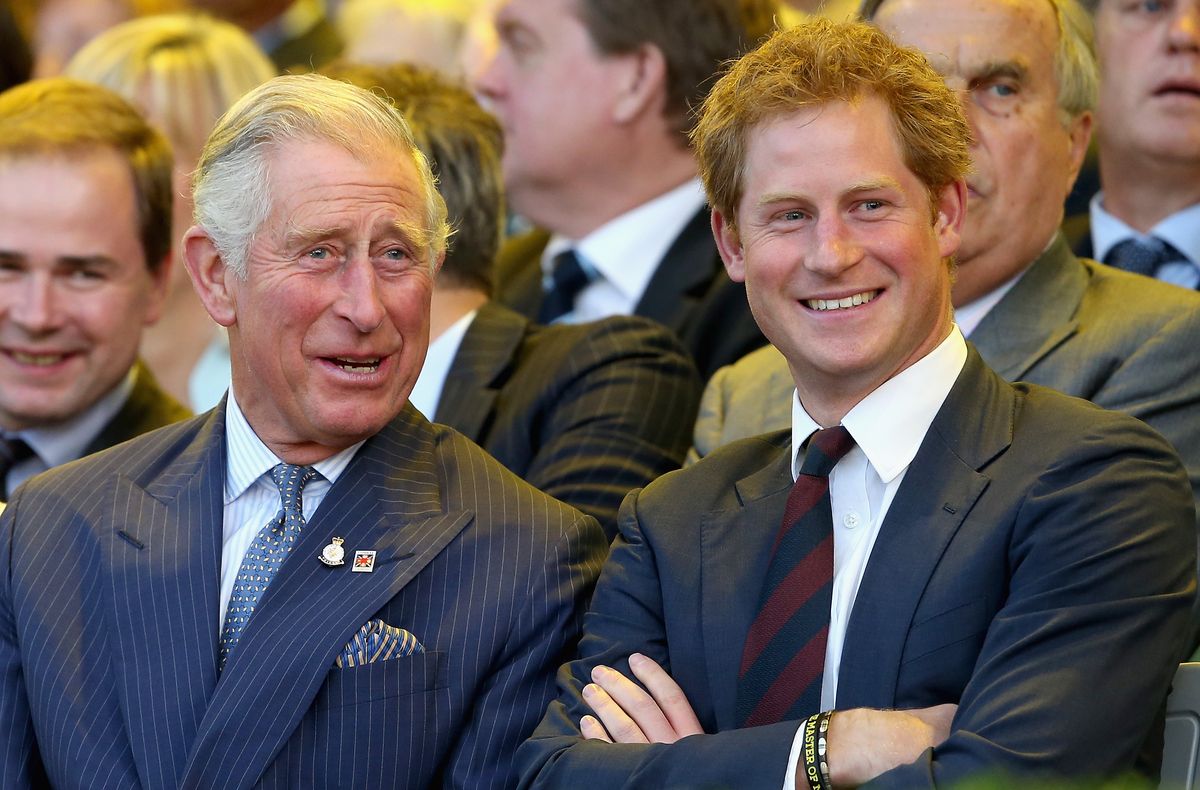 LONDRES, ANGLETERRE - 10 SEPTEMBRE : le prince Charles, le prince de Galles et le prince Harry rient lors de la cérémonie d