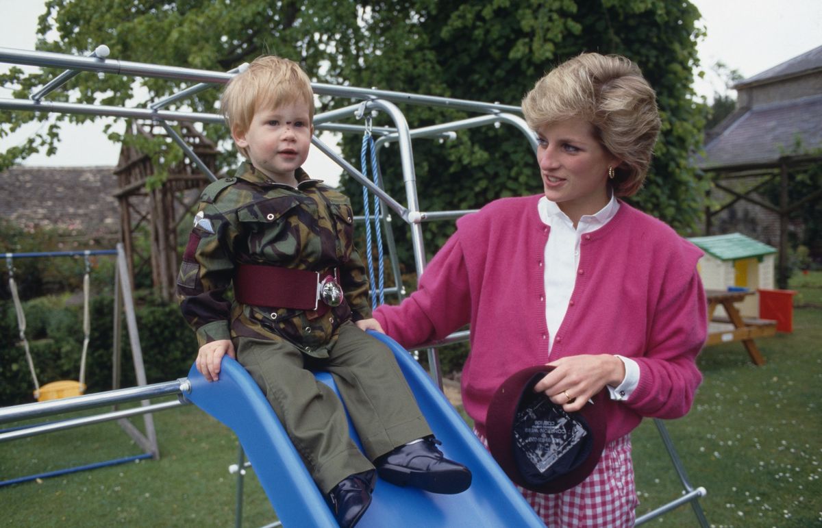 La princesa Diana con el príncipe Harry vistiendo el uniforme del regimiento de paracaidistas del ejército británico en el jardín de Highgrove House en Gloucestershire, 18 de julio de 1986