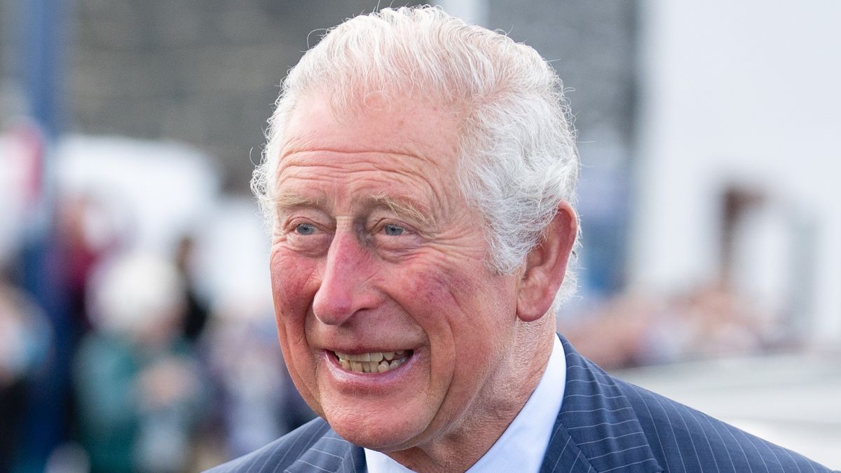 Il principe Carlo, principe di Galles al porto di Donaghadee, dove ha visto le pietre che fiancheggiano le pareti e sono state decorate con messaggi di speranza dalla popolazione locale durante la pandemia il 19 maggio 2021 a Donaghadee, Irlanda del Nord