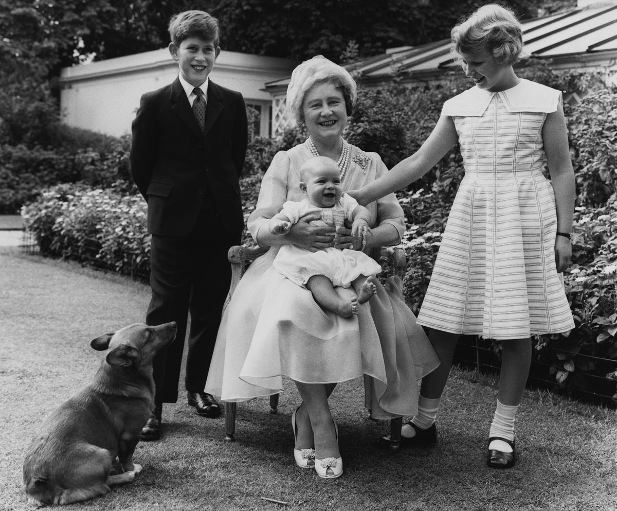 La reina Isabel la Reina Madre en el jardín de Clarence House con motivo de su 60 cumpleaños, con sus nietos el príncipe Carlos, la princesa Ana y el príncipe Andrés, que tiene casi 6 meses de edad. (Foto de Hulton-Deutsch Collection / CORBIS / Corbis a través de Getty Images)