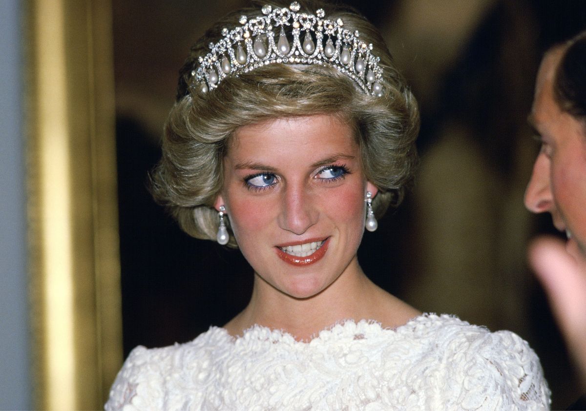 Diana, prințesa de Wales, vorbind cu soțul ei, în timpul unei vizite la ambasada britanică