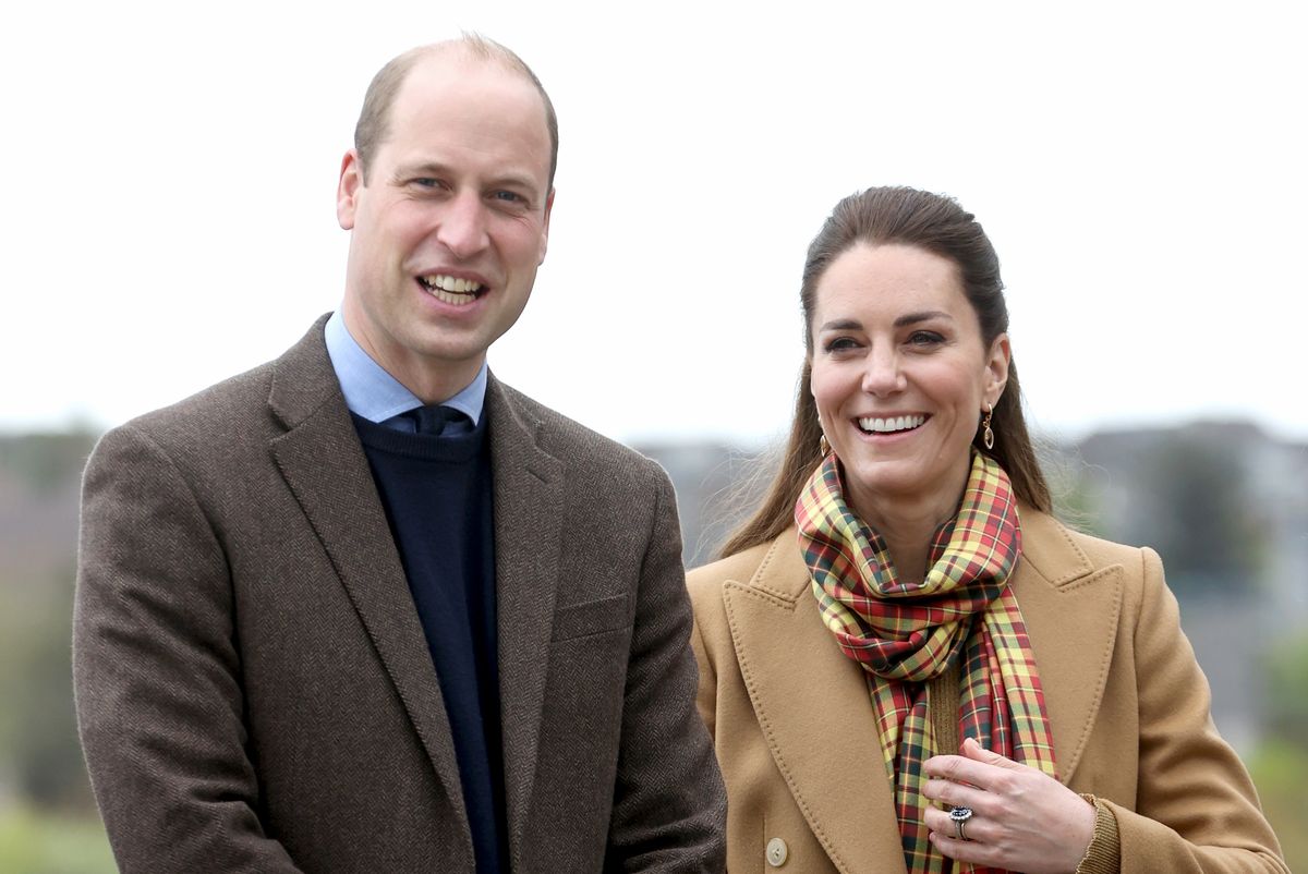 El príncipe William, duque de Cambridge y Catherine, duquesa de Cambridge llegan para inaugurar oficialmente The Balfour, Orkney Hospital el día cinco de su semana de visita a Escocia el 25 de mayo de 2021 en Kirkwall, Escocia.