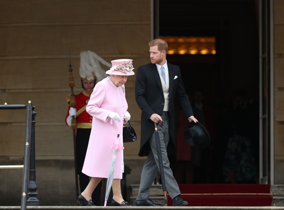 Kráľovná Alžbeta II. A princ Harry, vojvoda zo Sussexu, sa 29. mája 2019 zúčastňujú Kráľovskej záhradnej párty v Buckinghamskom paláci