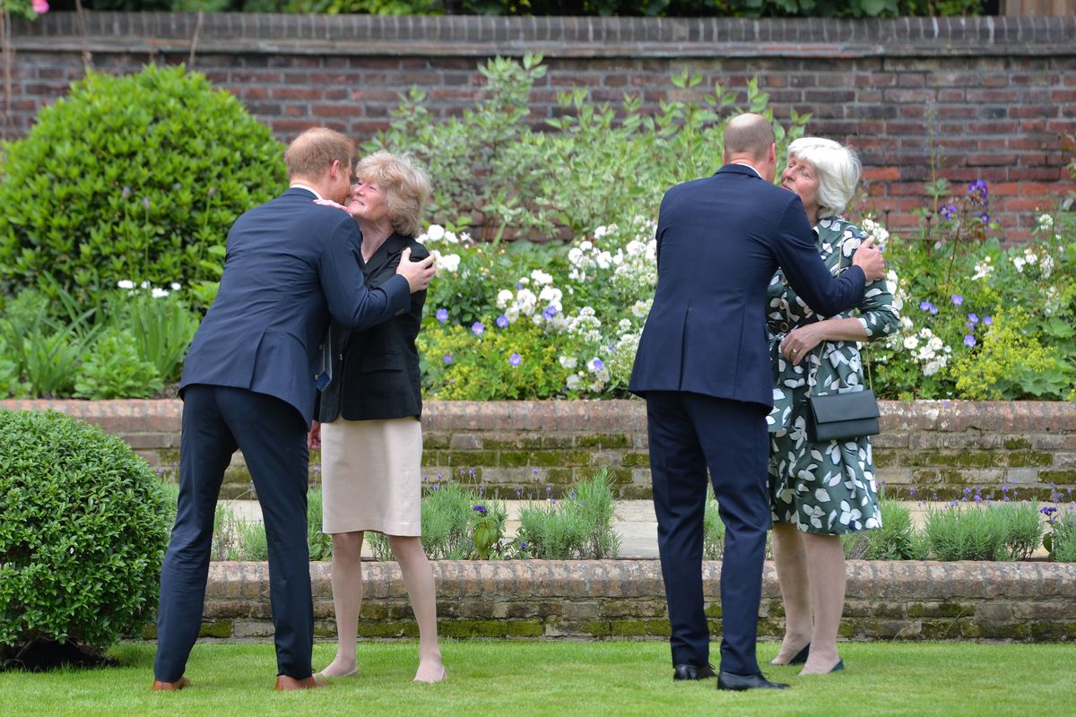 LONDON, ENGLESKA - 1. JULIJA: Princ Harry, vojvoda Sussex in princ William, vojvoda Cambridge pozdravljata svoje tete Lady Sarah McCorquodale (druga levo) in Lady Jane Fellowes (desno) med odkritjem kipa, ki sta ga naročila svoji materi Diani, Princesa od Walesa, v Potopljenem vrtu v Kensingtonski palači, na 1. julij 2021 v Londonu v Angliji, na njen 60. rojstni dan. Danes bi bil 60. rojstni dan princese Diane, ki je umrla leta 1997. Na današnji slovesnosti bodo njeni sinovi princ William in princ Harry, vojvoda Cambridge in vojvoda Sussex, v njen spomin odkrili kip. (Fotografija: Dominic Lipinski - WPA Pool/Getty Images)