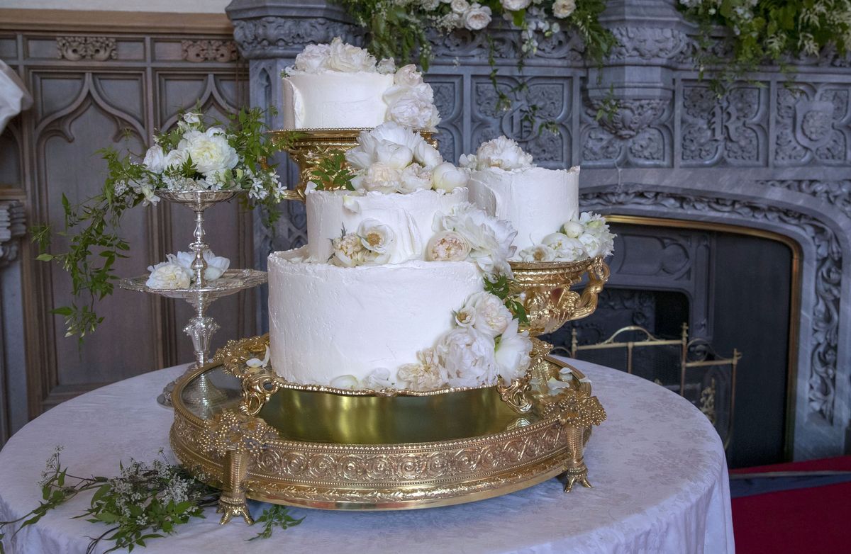 2018年5月19日にイギリスのウィンザーで行われたMeghanMarkleとPrinceHarryの王室の結婚式のための、ロンドンを拠点とするパン屋VioletCakesのClairePtakによるウエディングケーキ