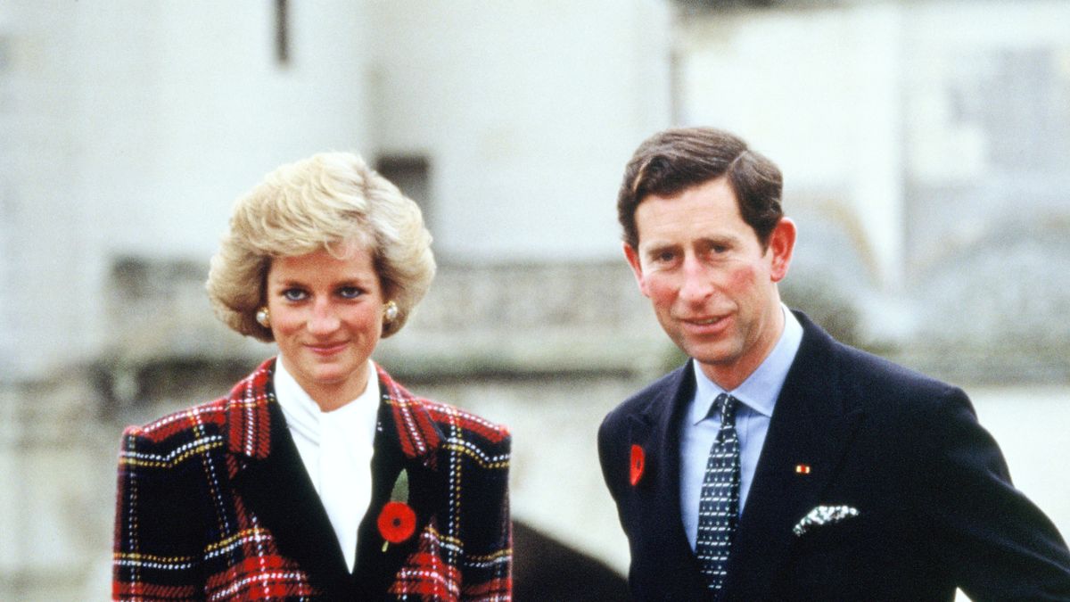 Charles et Diana, prince et princesse de Galles, posent devant le château de Chambord lors de leur visite officielle en France le 9 novembre 1988 à Chambord, France