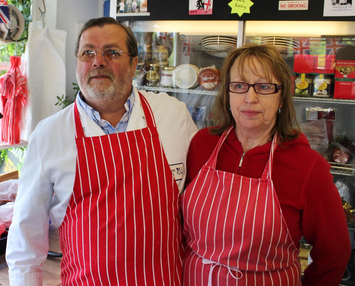 Le boucher Martin Fidler et sa femme Sue se tiennent dans leur magasin à Bucklebury, Grande-Bretagne, 28 avril 2011. Lorsque Kate Middleton épouse le prince William, ses voisins vont célébrer dans sa ville natale. Le couple de bouchers a même reçu une invitation à l