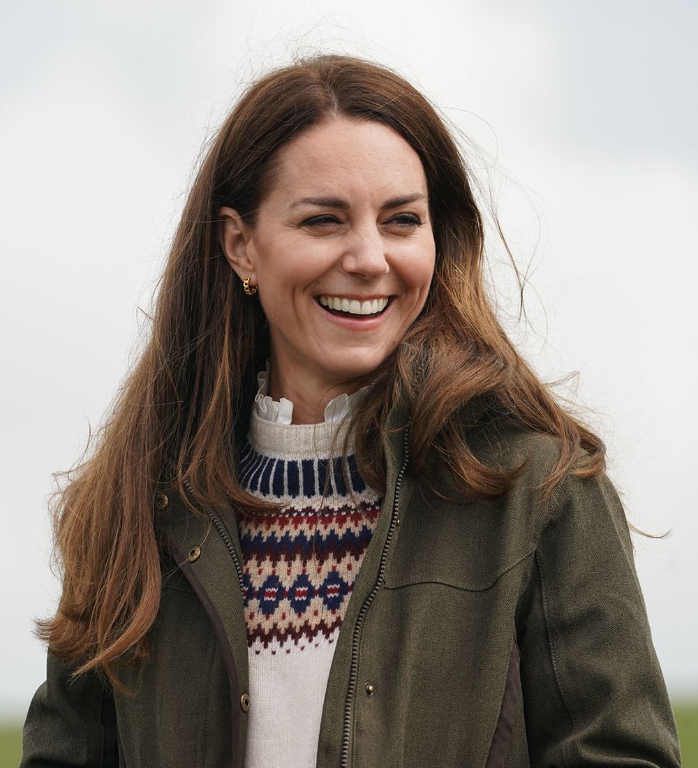 Catherine, vojvodinja od Cambridgea, se smeje med obiskom kmetije Manor v Little Staintonu v Durhamu 27. aprila 2021 v Darlingtonu v Angliji