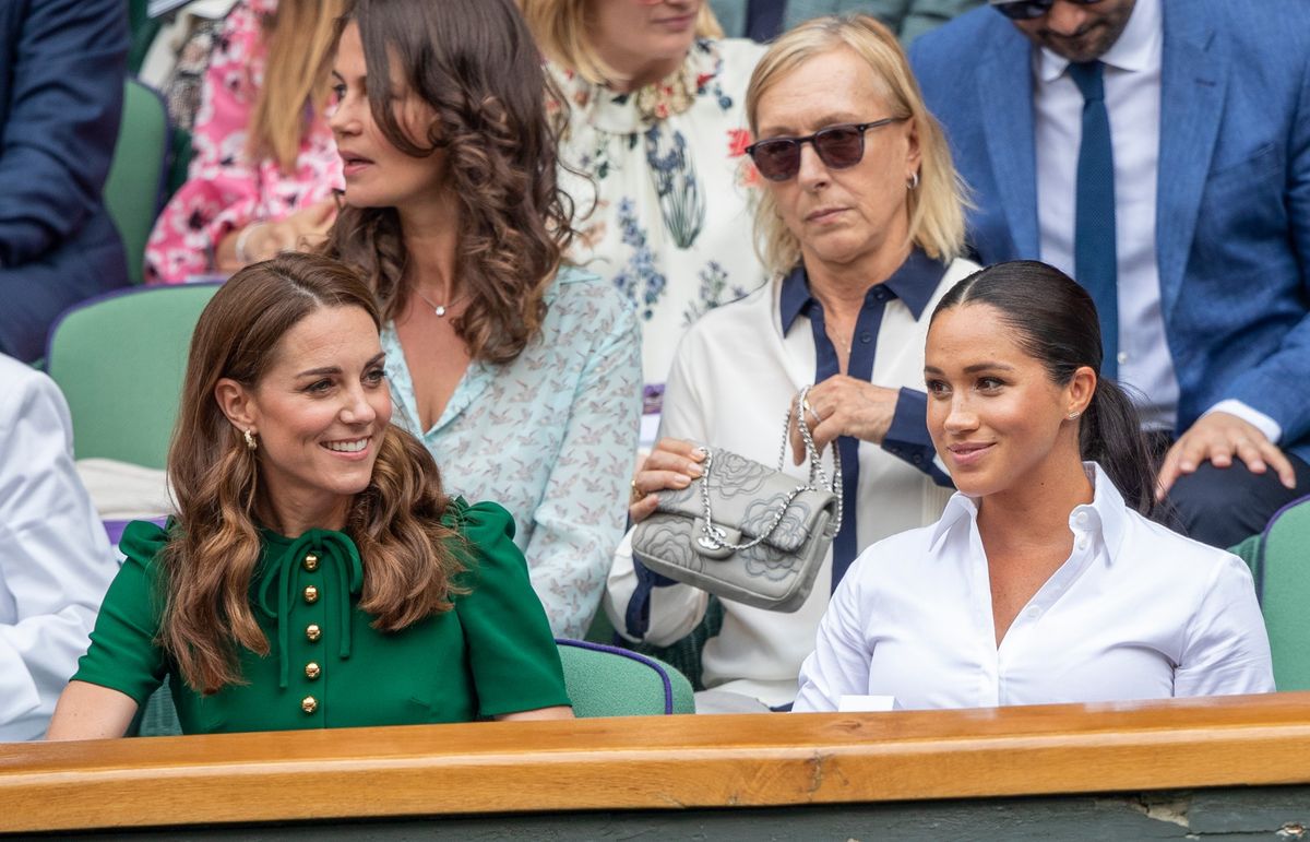 Catherine, vojvodkyňa z Cambridge a Meghan, vojvodkyňa zo Sussexu, v kráľovskej lóži na stredovom kurte vo Wimbledone