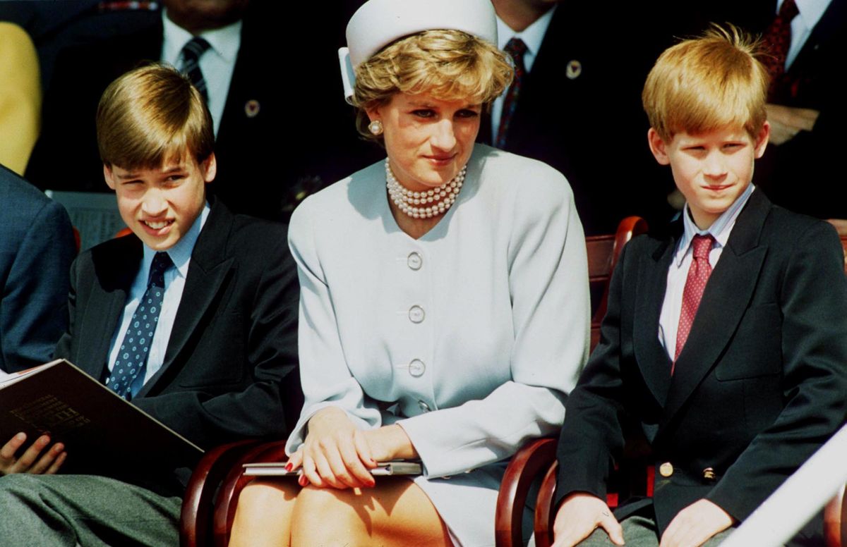 La principessa Diana, principessa del Galles con i suoi figli, il principe William e il principe Harry, partecipano al servizio di commemorazione dei capi di stato VE a Hyde Park il 7 maggio 1995