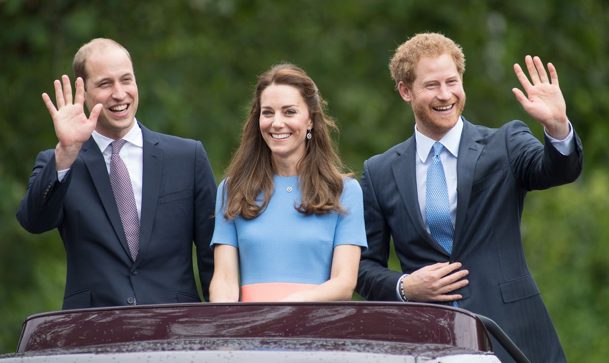 LONDON, ENGLESKA - 12. JUNIJ: (L -R) Princ William, vojvoda od Cambridgea, Catherine, vojvodinja od Cambridgea in princ Harry med
