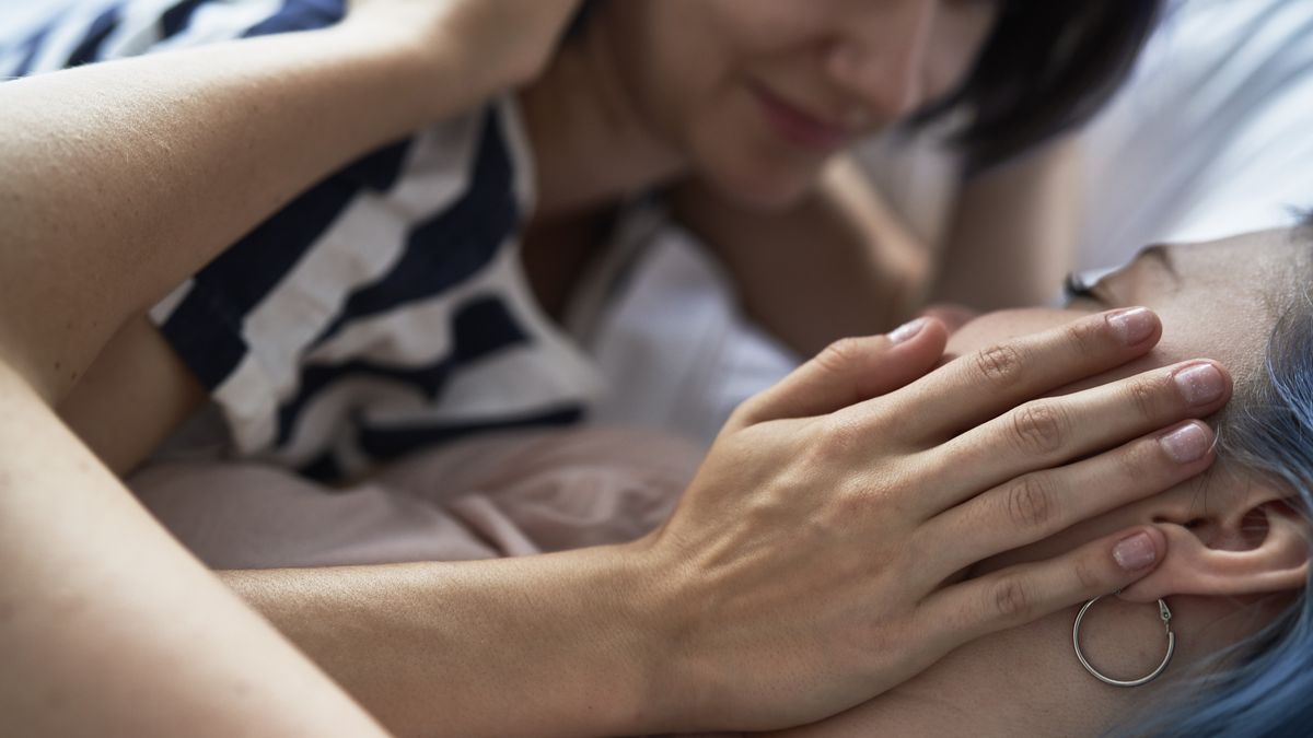 Frauen, die sich in die Augen schauen