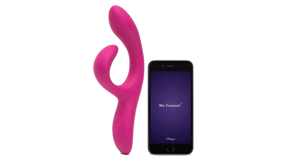 We-Vibe Nova 2 App-gesteuerter wiederaufladbarer Kaninchen-Vibrator neben dem Telefon, das die App anzeigt
