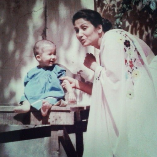   foto de la infancia de namita dubey