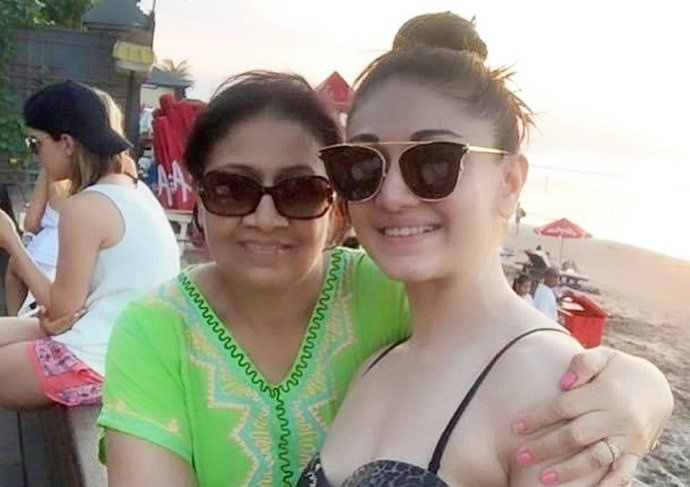 shefali jariwala mãe