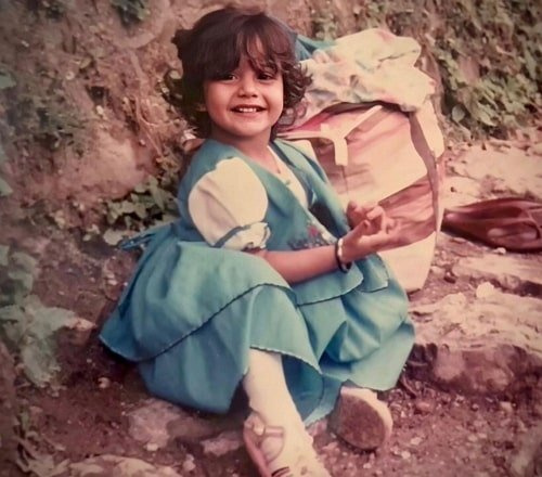 photo d'enfance surbhi chandna