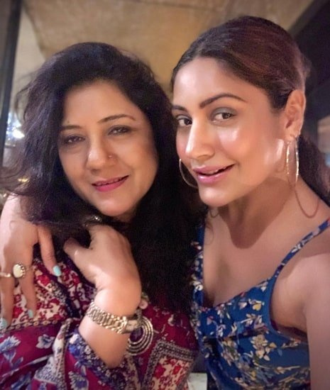 surbhi chandna mère