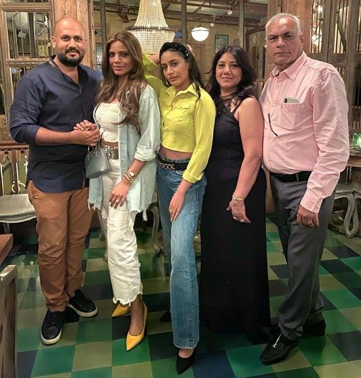 famille surbhi chandna