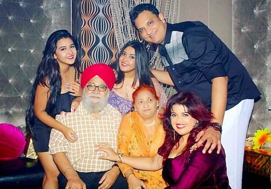 roshni walia familie
